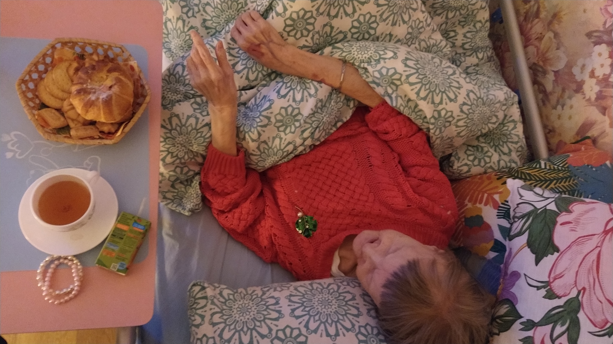 Life with Grandma Lida: Dementia: Straight and Unadorned VS Mimimi and Bunny - My, Communication, Grandmother, Old age, Family, Longpost, Relatives, A life, Thoughts, Life stories, Happiness, Emotions, Upbringing, Disabled person, Parents, Love, Retirees, Age, Video, Positive, Dementia