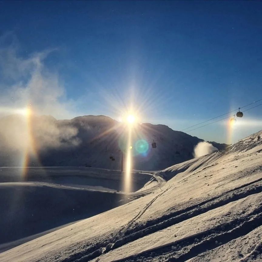 Solar halo in St. Anton am Arlberg (Austria, January 8, 2022) - Austria, Halo, Atmospheric phenomenon, beauty, The mountains, Skiing, Skis, The photo, Beautiful, Longpost