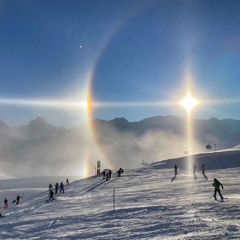 Solar halo in St. Anton am Arlberg (Austria, January 8, 2022) - Austria, Halo, Atmospheric phenomenon, beauty, The mountains, Skiing, Skis, The photo, Beautiful, Longpost