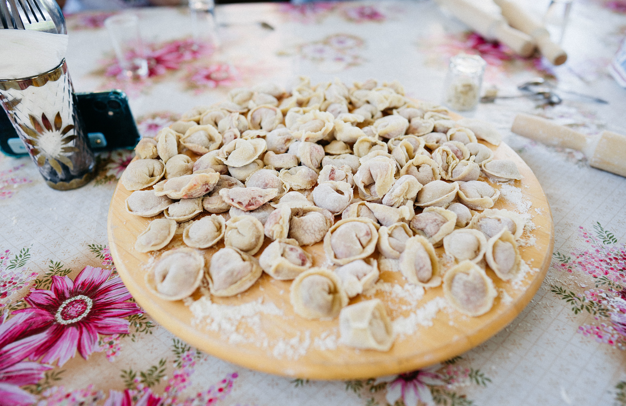 Лепка пельменей. Решма пельмени. Родина пельменей. Пельмени вкусняшки. Родина вареников.