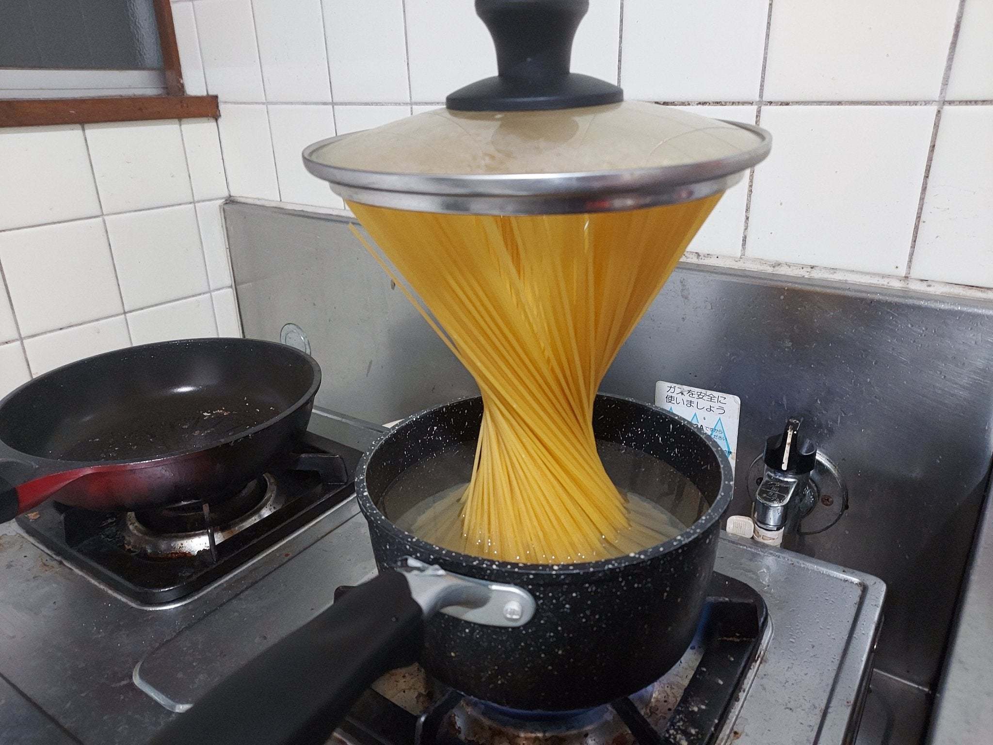 I suspect that someone is holding on top. - Pasta, Spaghetti, Kitchen, Pan