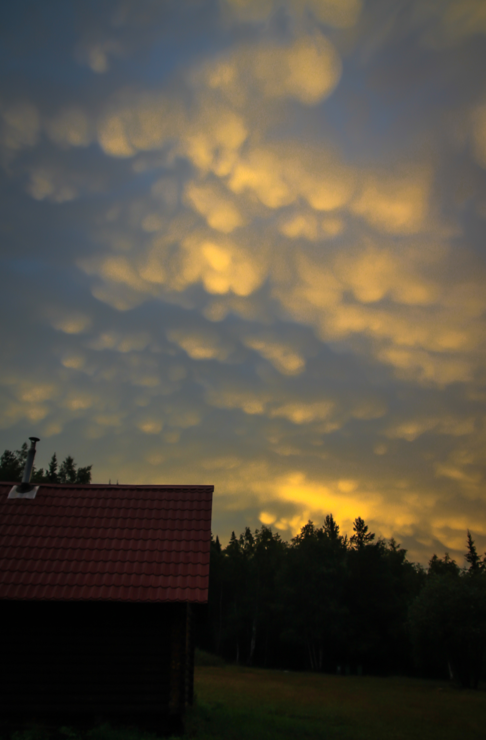 Mammatus carnivorous clouds - My, The photo, Clouds, beauty of nature, Sunset, Taganay, Canon 7d, The nature of Russia, Thunderstorm, Longpost