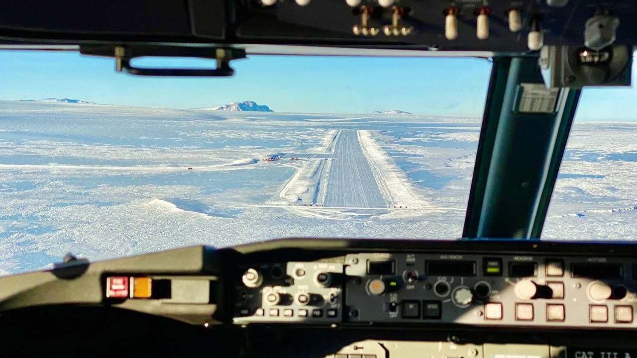 Response to the post Czech Airlines was the first in the world to land in Antarctica on a Boeing MAX - Aviation, Antarctica, Boeing 737, Flight, Landing, Cockpit, Reply to post, Longpost