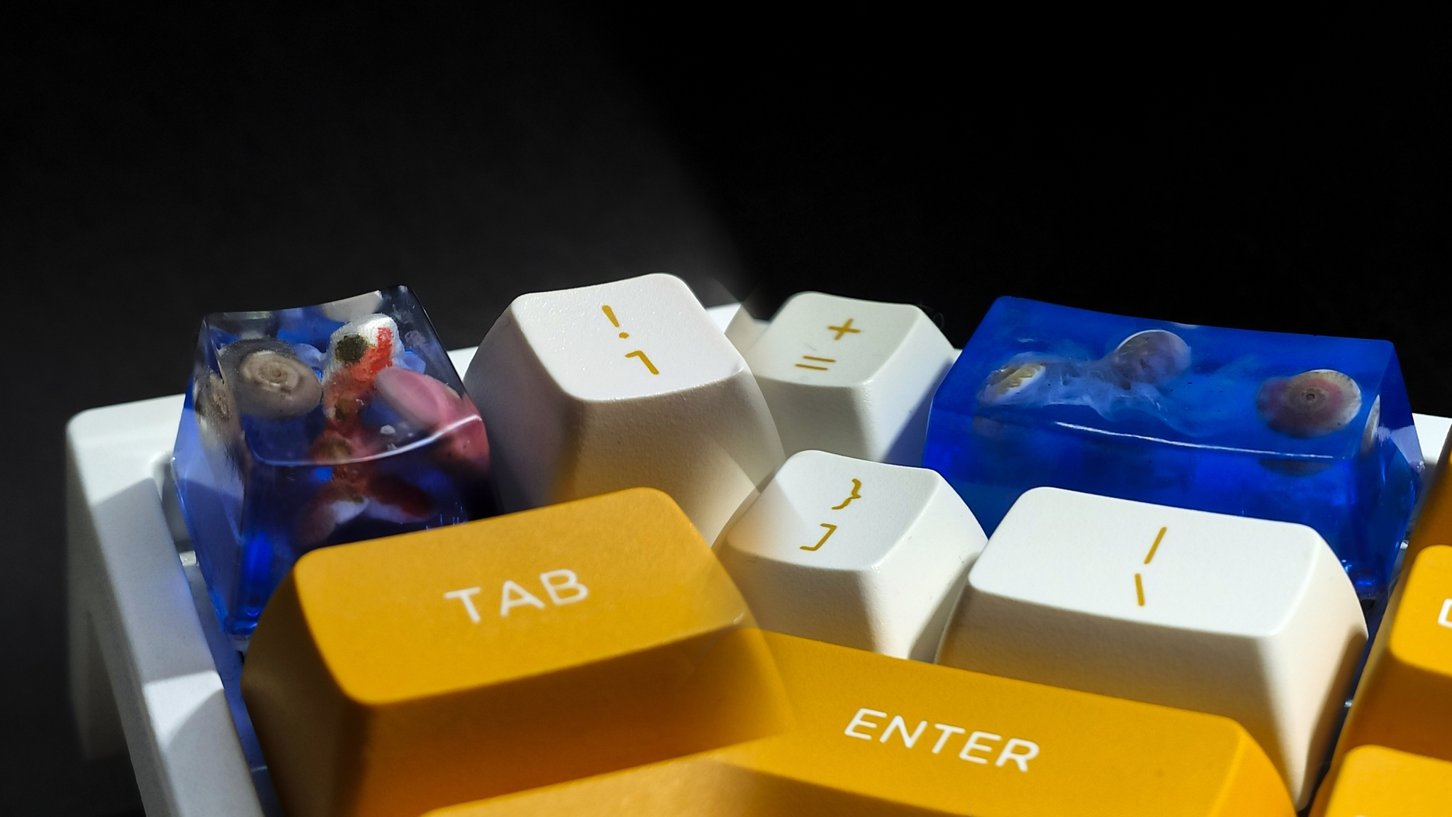 Custom buttons on the keyboard - My, Keyboard, Gaming Keyboard, Esc, Escape, Caps, Customization, Castom, Resin, Epoxy resin, Device, Longpost, Paws