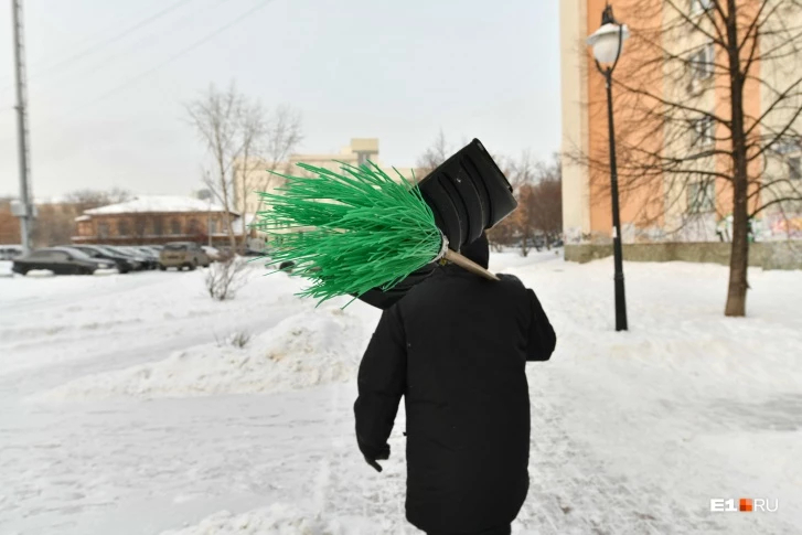 Residents of a high-rise in Yekaterinburg are a nightmare by an aggressive janitor - Yekaterinburg, Street cleaner, Purity, Longpost