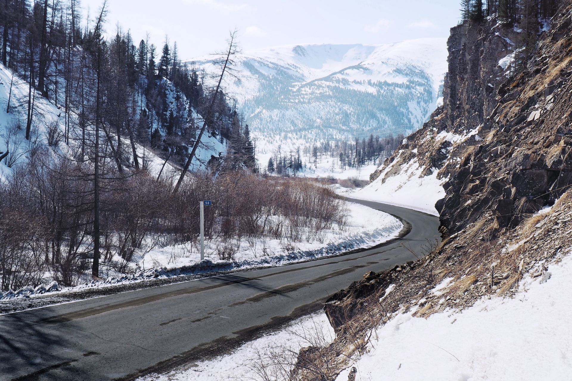 Turning among the mountains - My, The photo, Landscape, Snow, The mountains, Altai Republic, Altai Mountains, Road