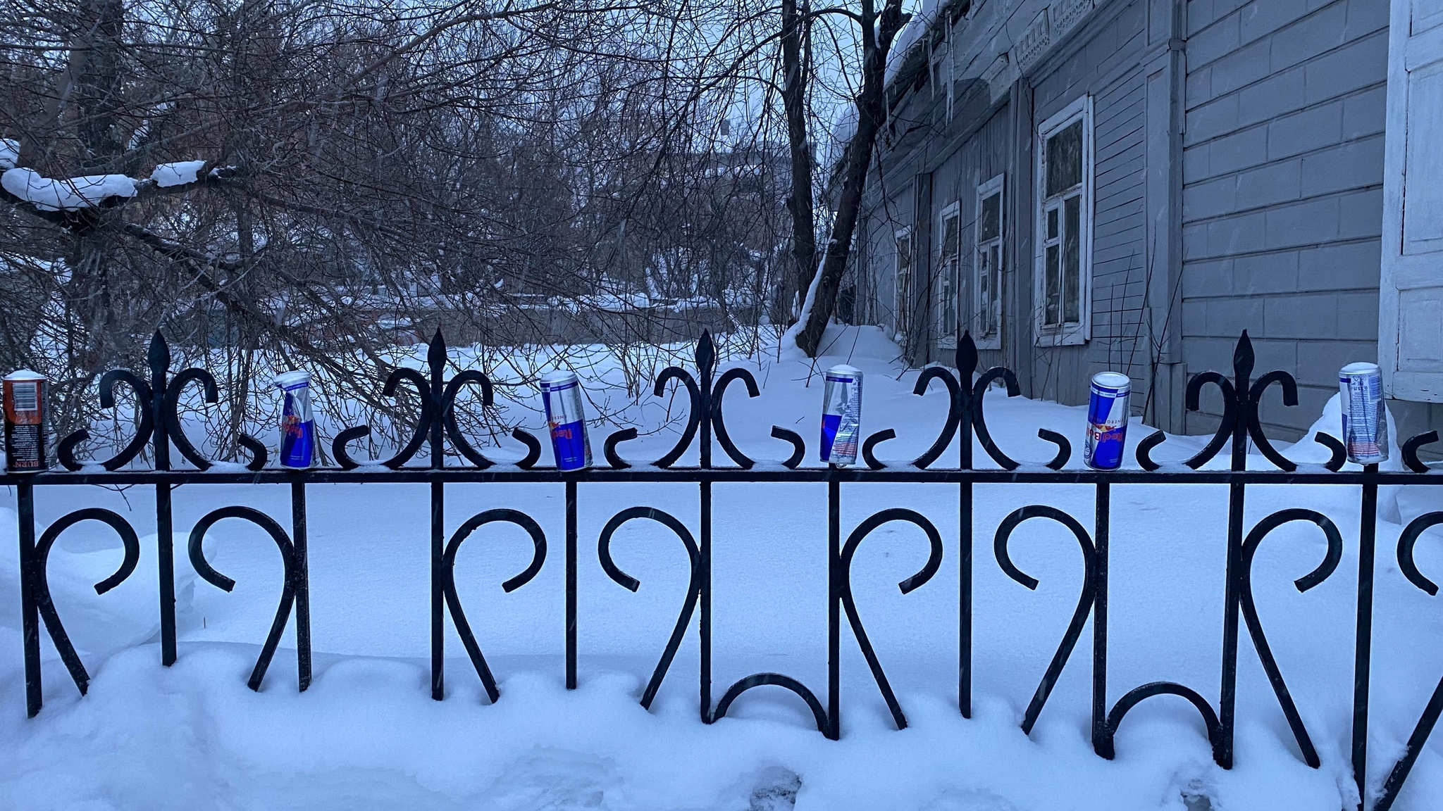 Idiocy or art? - My, Idiocy, Fence, Winter, Snow, Energy