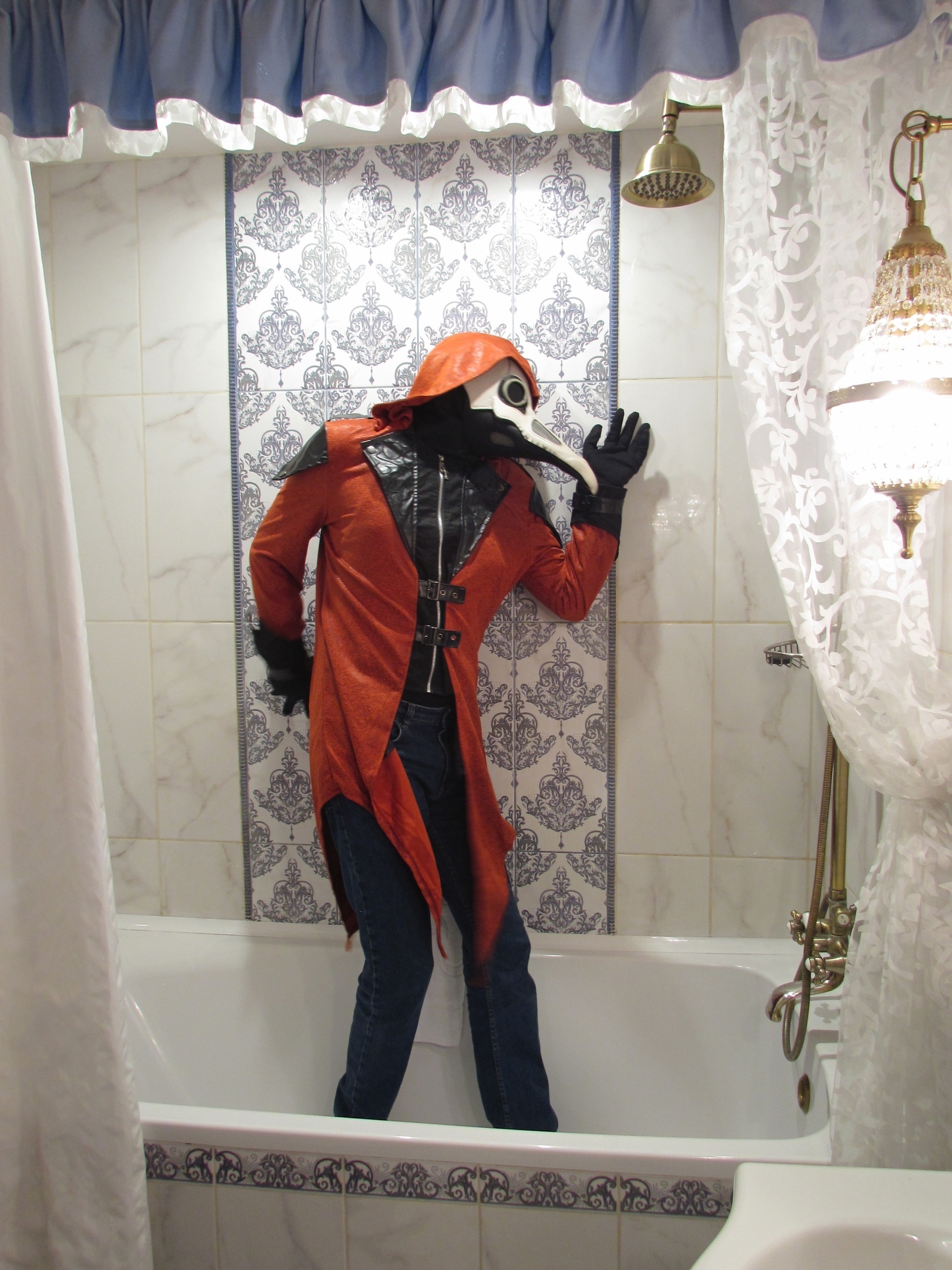 Plague Dr. Apacius in the bathroom - My, Mask, The photo, Cosplay, Professional shooting, Costume, Models, PHOTOSESSION, Plague, Plague Doctor, Cosplayers, Mobile photography, Russia, Bath, Combined bathroom, Longpost