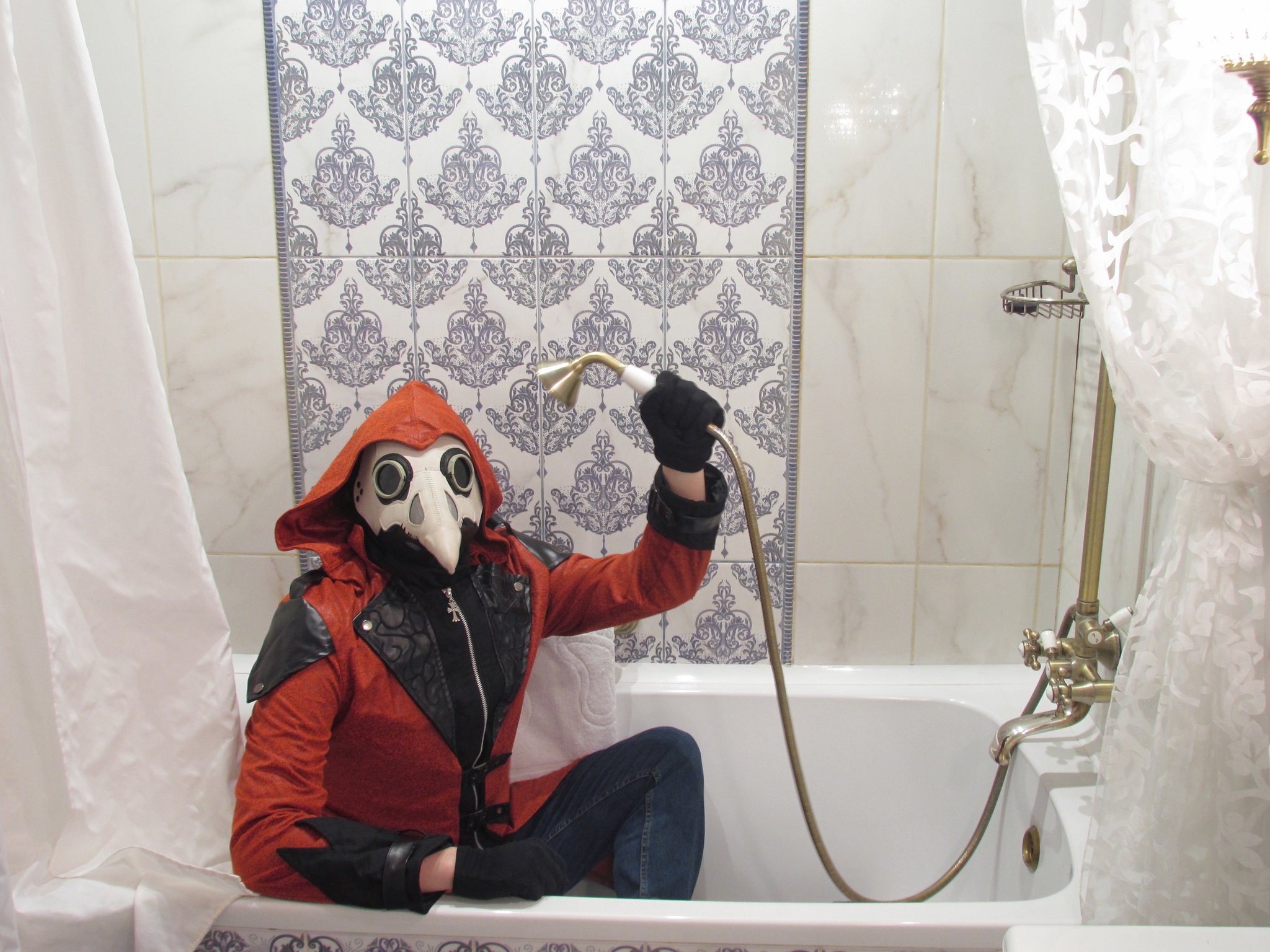 Plague Dr. Apacius in the bathroom - My, Mask, The photo, Cosplay, Professional shooting, Costume, Models, PHOTOSESSION, Plague, Plague Doctor, Cosplayers, Mobile photography, Russia, Bath, Combined bathroom, Longpost