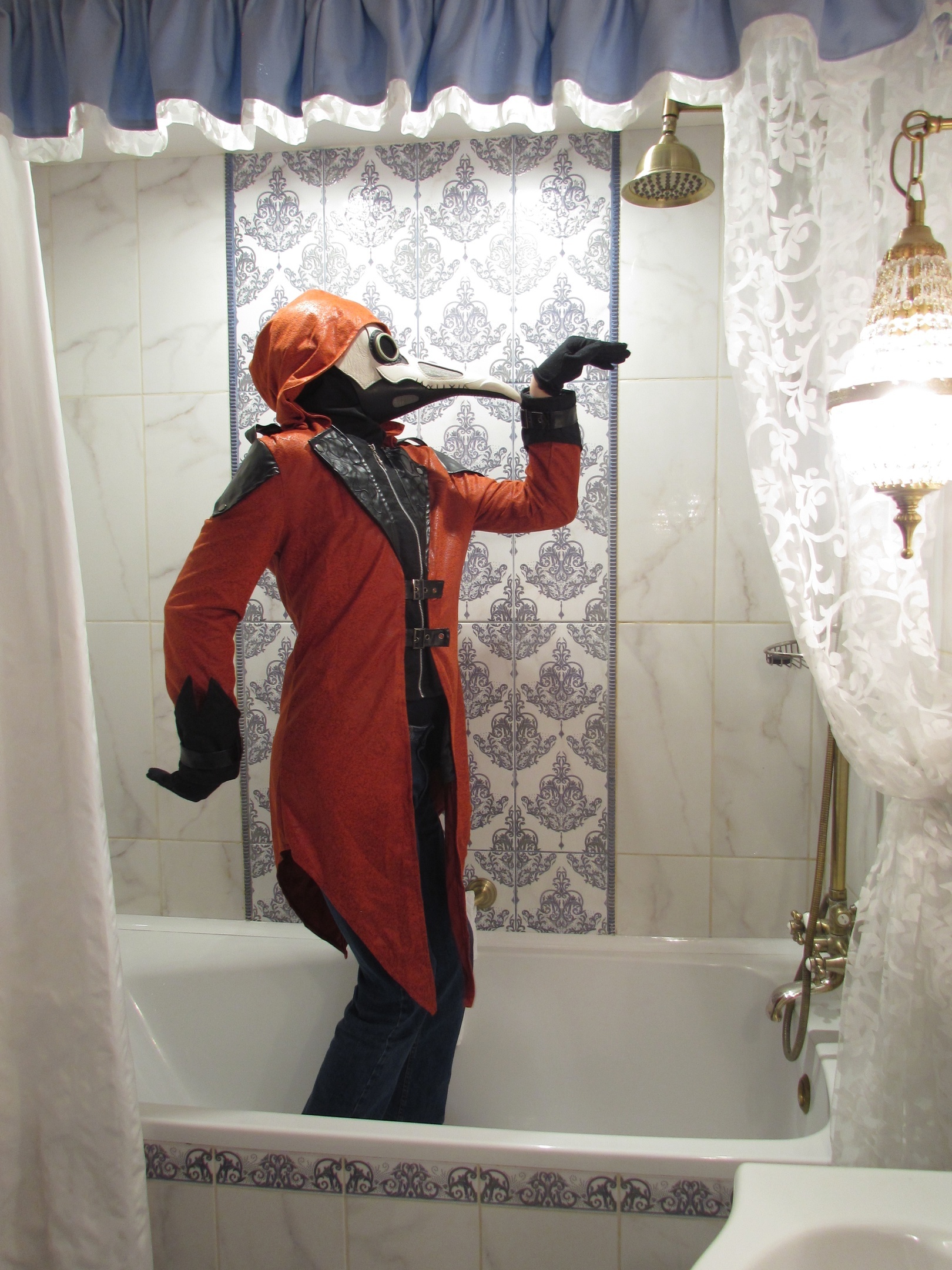 Plague Dr. Apacius in the bathroom - My, Mask, The photo, Cosplay, Professional shooting, Costume, Models, PHOTOSESSION, Plague, Plague Doctor, Cosplayers, Mobile photography, Russia, Bath, Combined bathroom, Longpost