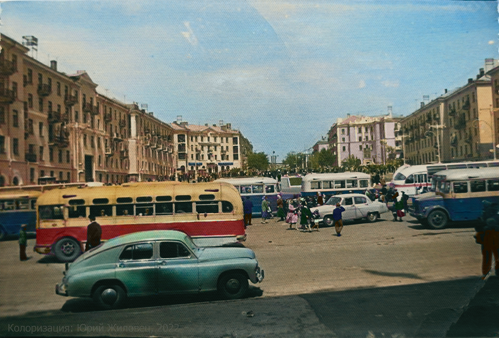 Автобусная станция - Моё, Старое фото, СССР, История, Пленка, Автобус, Общественный транспорт, Колоризация, Донбасс, Макеевка