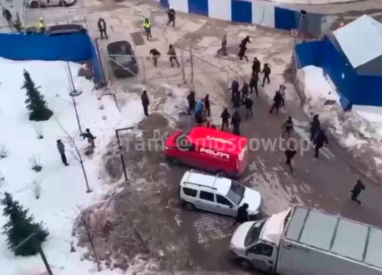 Массовая драка строителей в Москве попала на видео | Пикабу