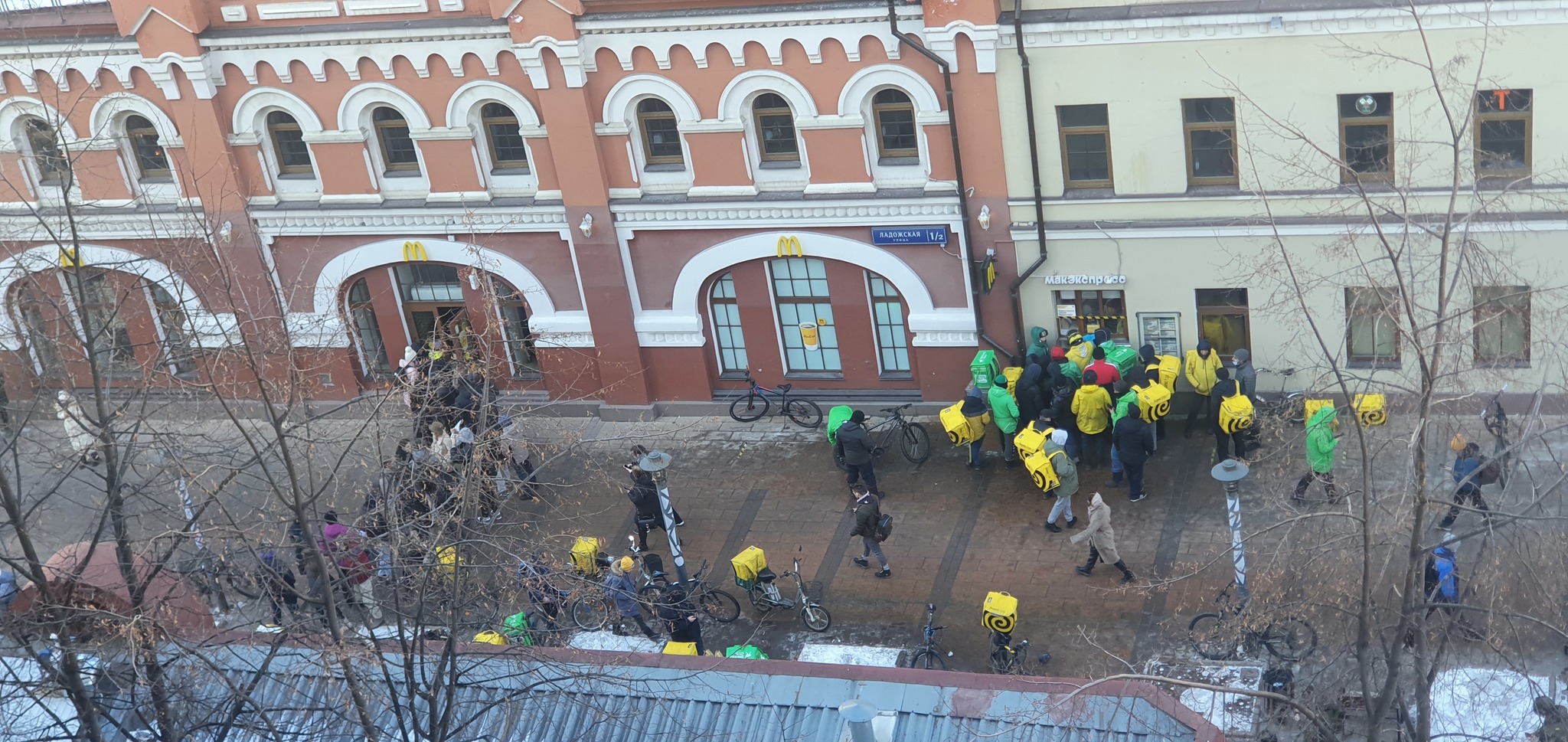 Nothing out of the ordinary, just queues at McDonald's - My, Moscow, McDonald's, Queue, Longpost, 