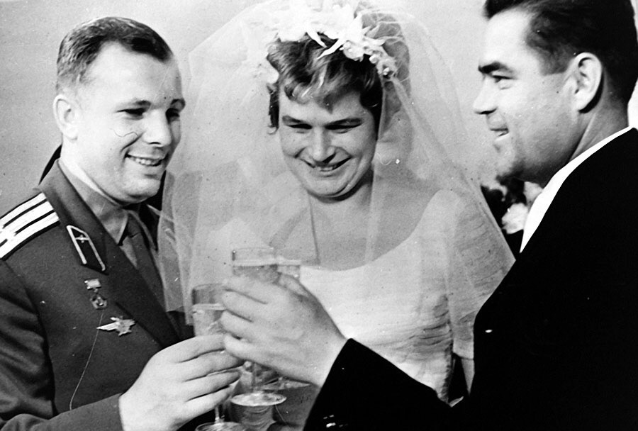 Congratulations to the newlyweds - Wedding, Космонавты, Valentina Tereshkova, Yuri Gagarin, Congratulation, The photo, Story, the USSR, 20th century, Black and white photo, 