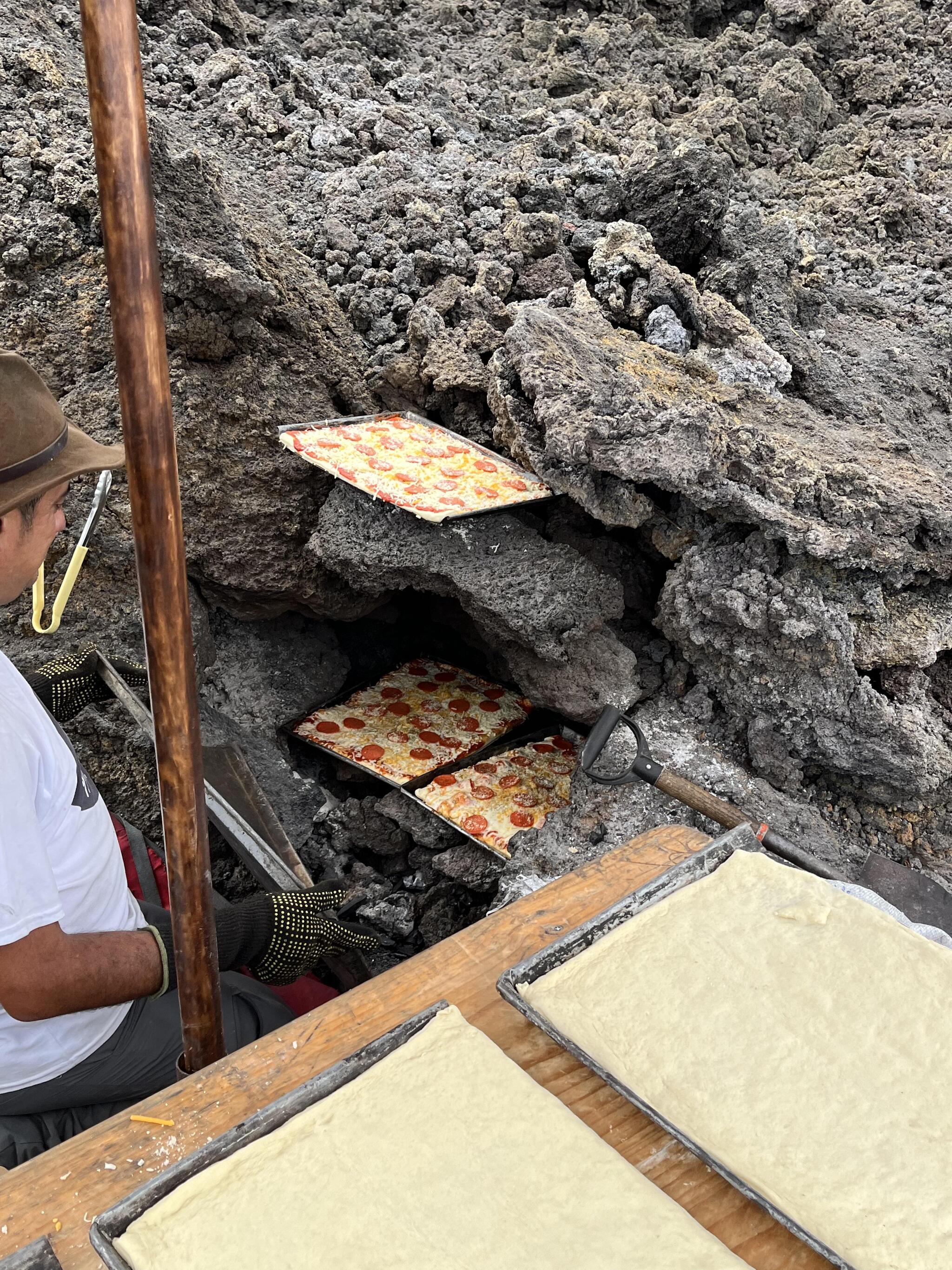 This guy cooks pizza using volcanic vents of a volcano in Guatemala - Pizza, Volcano, Guatemala, Reddit, , Preparation, Pacaya Volcano