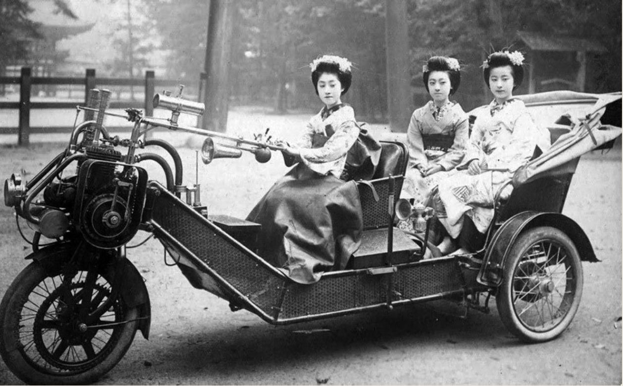 The Dawn of the Japanese Automotive Industry. Three-wheeled motor rickshaw with a girl driver Maiko-san, Japan, 1923 - Japan, Retro, Motor rickshaw, Old photo, Black and white photo, 