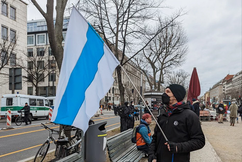 Выступающие против свободы. Флаг оппозиции России бело сине белый. Оппозиционный флаг России. Бело сине белый флаг митинг. Русское Знамя.