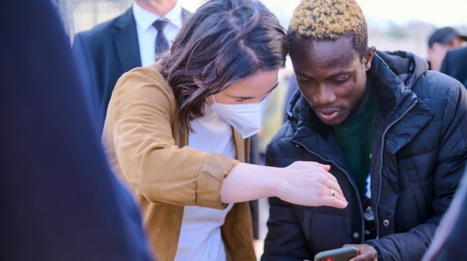 German Foreign Minister talks with refugee from Kiev - The photo, Newspapers, Germany, Refugees in the EU, Spanish shame, Politics, Media and press