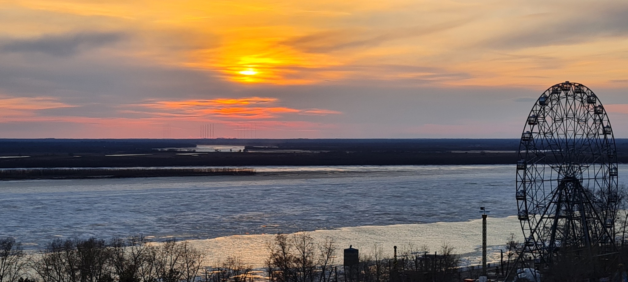 Khabarovsk today - My, Khabarovsk, Amur, Sunset, Embankment, Serenity, Mobile photography, Wind, 