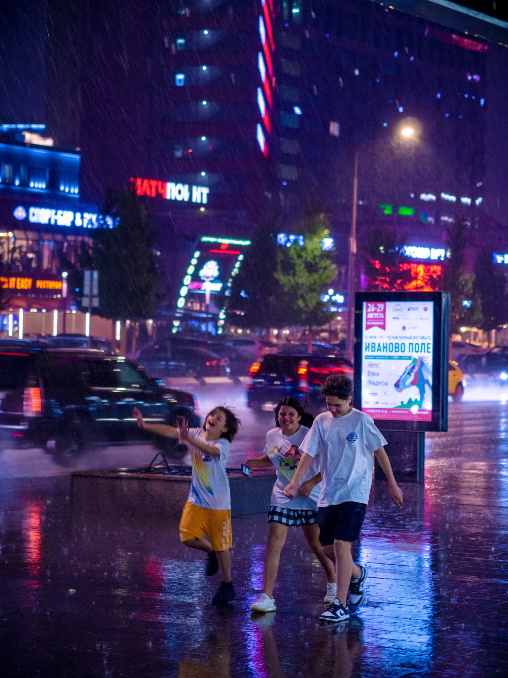 Summer rain on Novy Arbat - My, Rain, The photo, Novy Arbat, Moscow, Street photography, Olympus, Longpost, Girls, Children, 