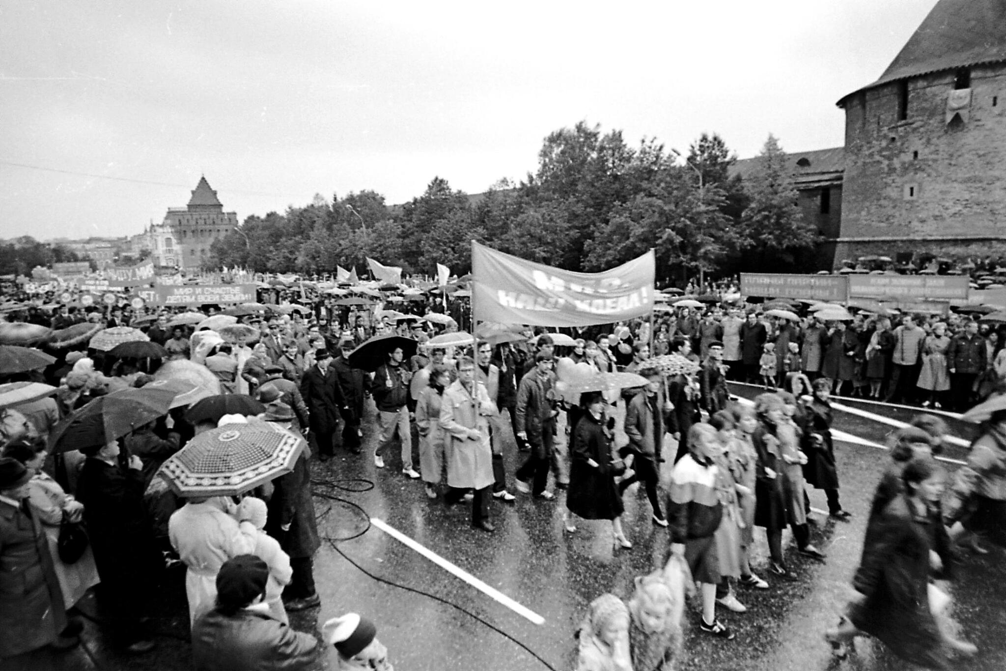 Sea of people on Minina Square - Black and white photo, Nizhny Novgorod, Minin Area