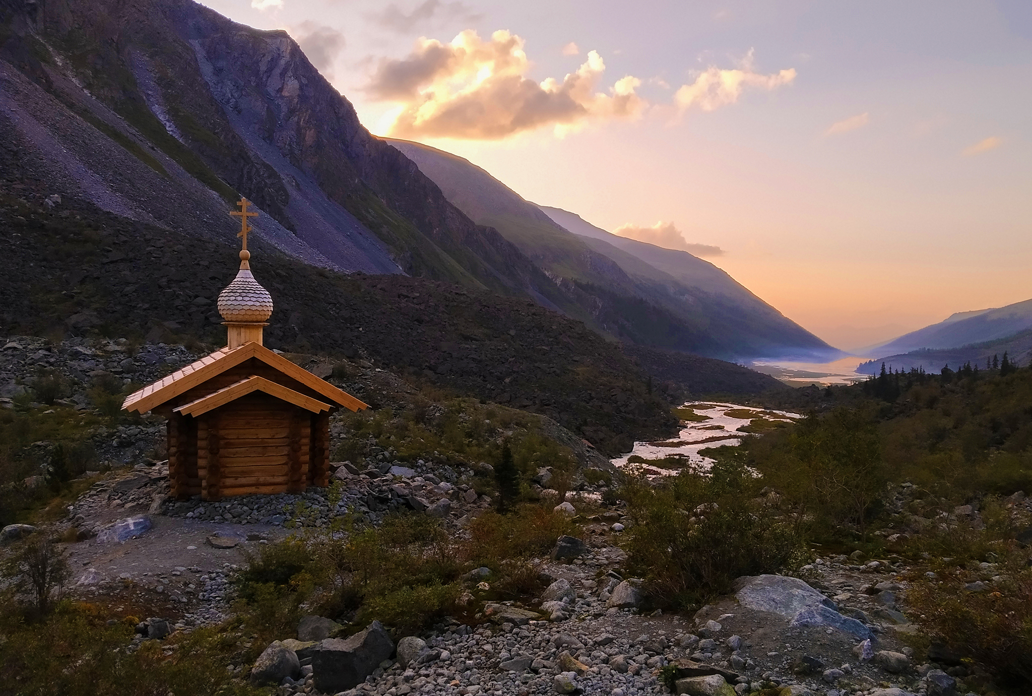 The highest mountain chapel in Russia in the rays of the setting sun - My, Chapel, Altai Republic, Altai Mountains, The mountains, Mobile photography, The photo, Travel across Russia, Beluga Whale Mountain, Akkem