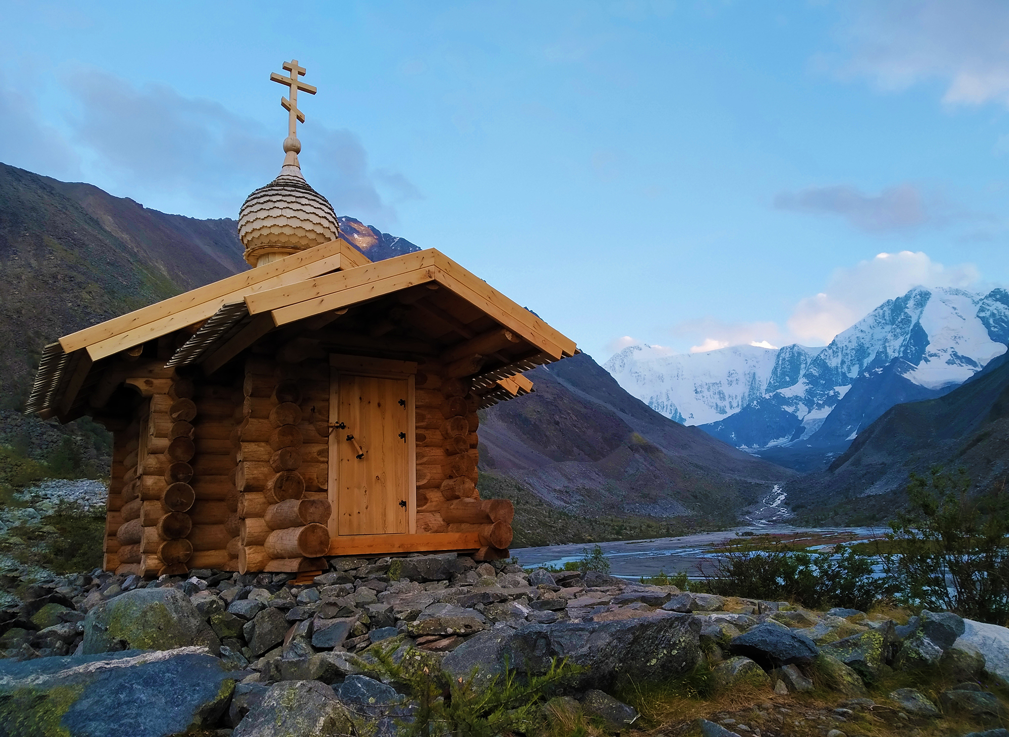 The highest mountain chapel in Russia in the rays of the setting sun - My, Chapel, Altai Republic, Altai Mountains, The mountains, Mobile photography, The photo, Travel across Russia, Beluga Whale Mountain, Akkem