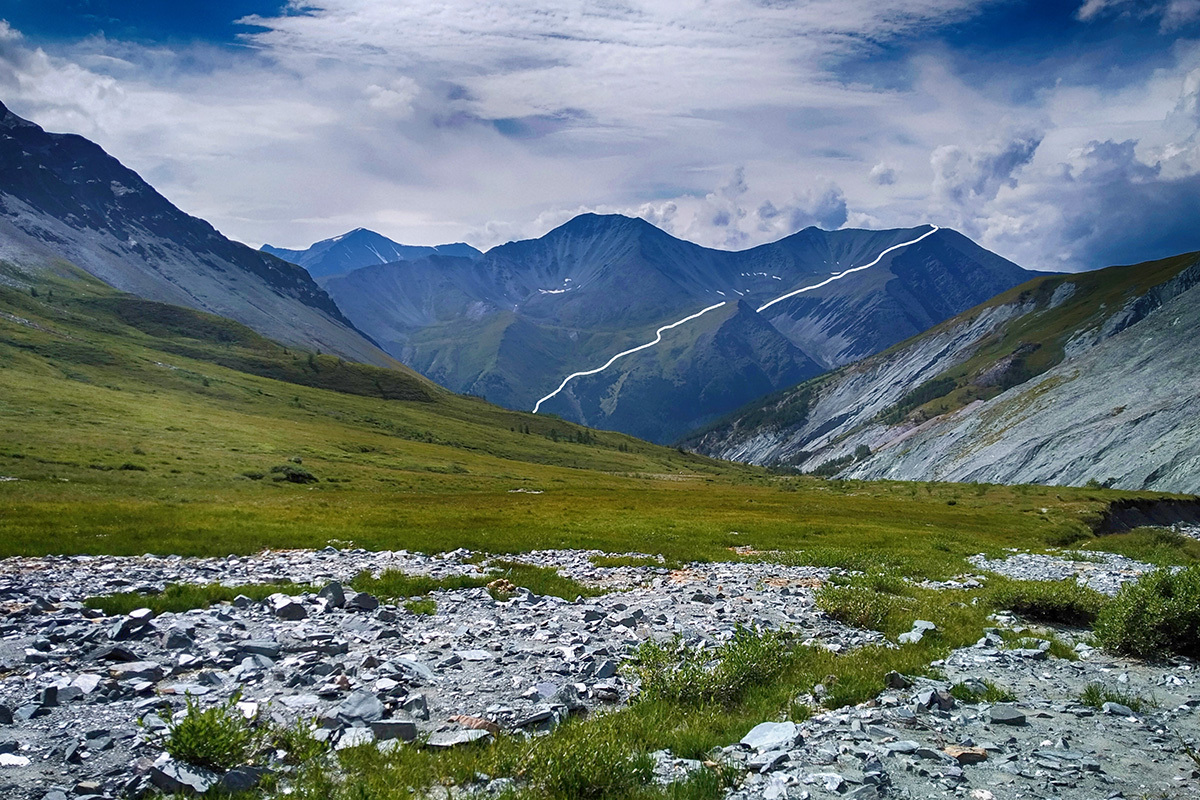 View from Kara-Tyurek Pass, Altai Republic - My, The photo, Mobile photography, The mountains, Travel across Russia, Tourism, Altai Republic, Altai Mountains, Beluga Whale Mountain, Hike, Lake, Pass, Longpost, Nature, The nature of Russia