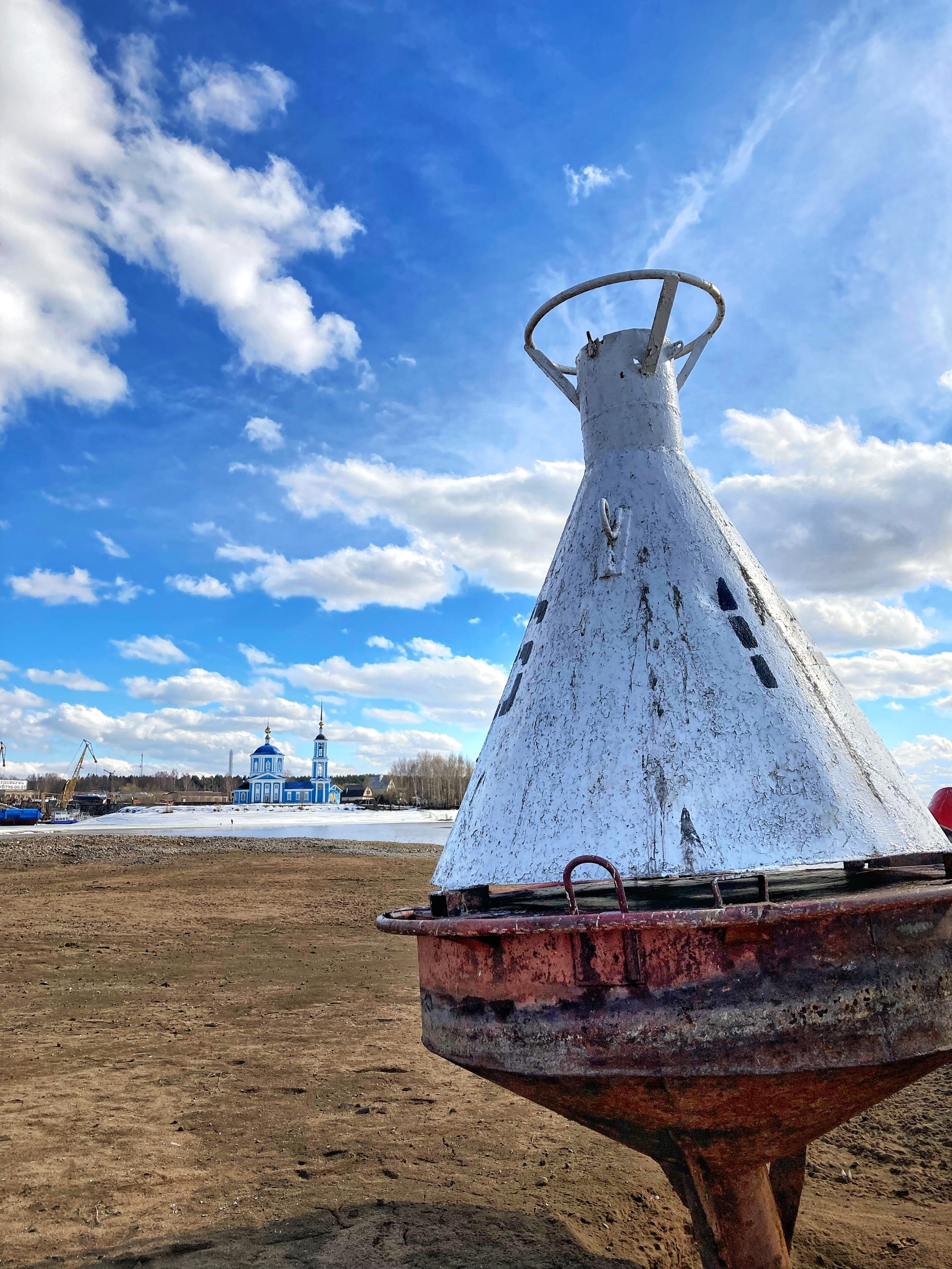 Buoyant on the Volga after the descent of water - My, Buoy, Shore, Spring, Church, Morning, The photo