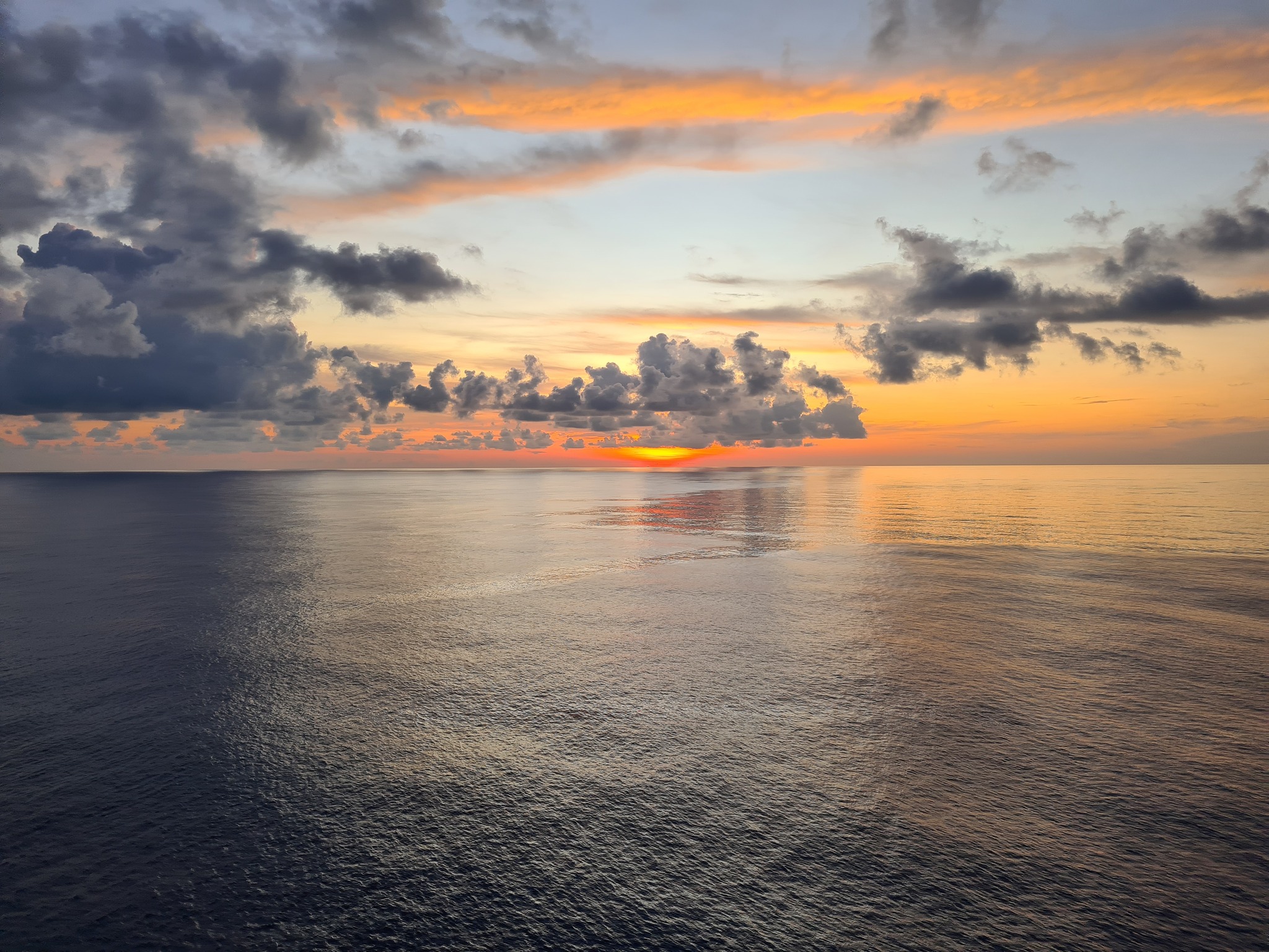 Coral Dawn in the Coral Sea - My, Sailors, Sea, dawn, Steamer, Photo on sneaker, The photo, 