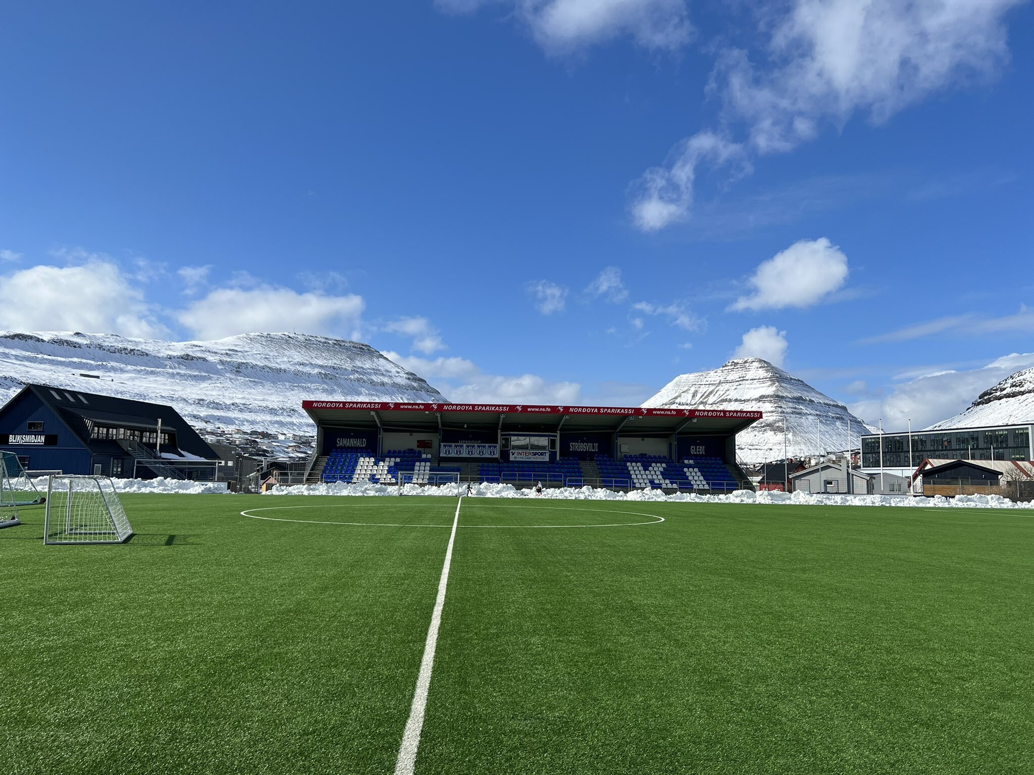Стадион на острове. Фарерские острова Клаксвик стадион. Стадион на Фарерских островах. Главный стадион Фарерские острова. Стадион Клаксвик Фарерские острова вид сверху.