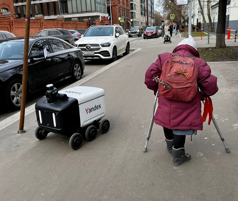 Moscow. Worlds - My, Moscow, Yandex., Grandmother, Robot, Yandex Rover