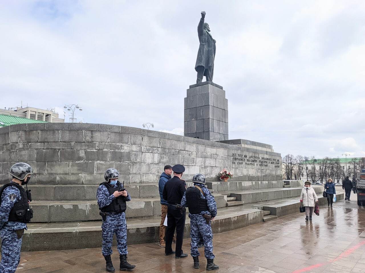 In Yekaterinburg, at an anti-war picket, a man was detained who had a poster with a quote from Vladimir Putin - news, Russia, Protest, Irony, Politics, Longpost