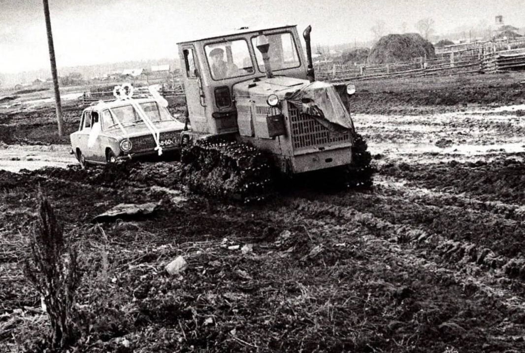 Petroovich! Brake! You have to go out, take a picture - Wedding, the USSR, Zhiguli, Car, Tractor, Dirt, Village, Road, Black and white photo