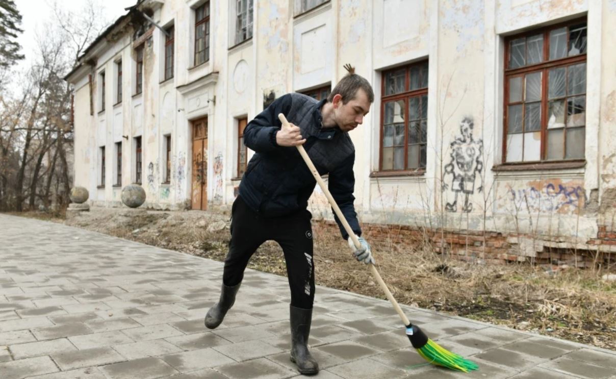 За вечер больше ста переводов: читатели скинулись на «зарплату» народному дворнику. А еще ему предложили работу - Уборка, Дворник, Лига чистомэна, Доброта, Длиннопост