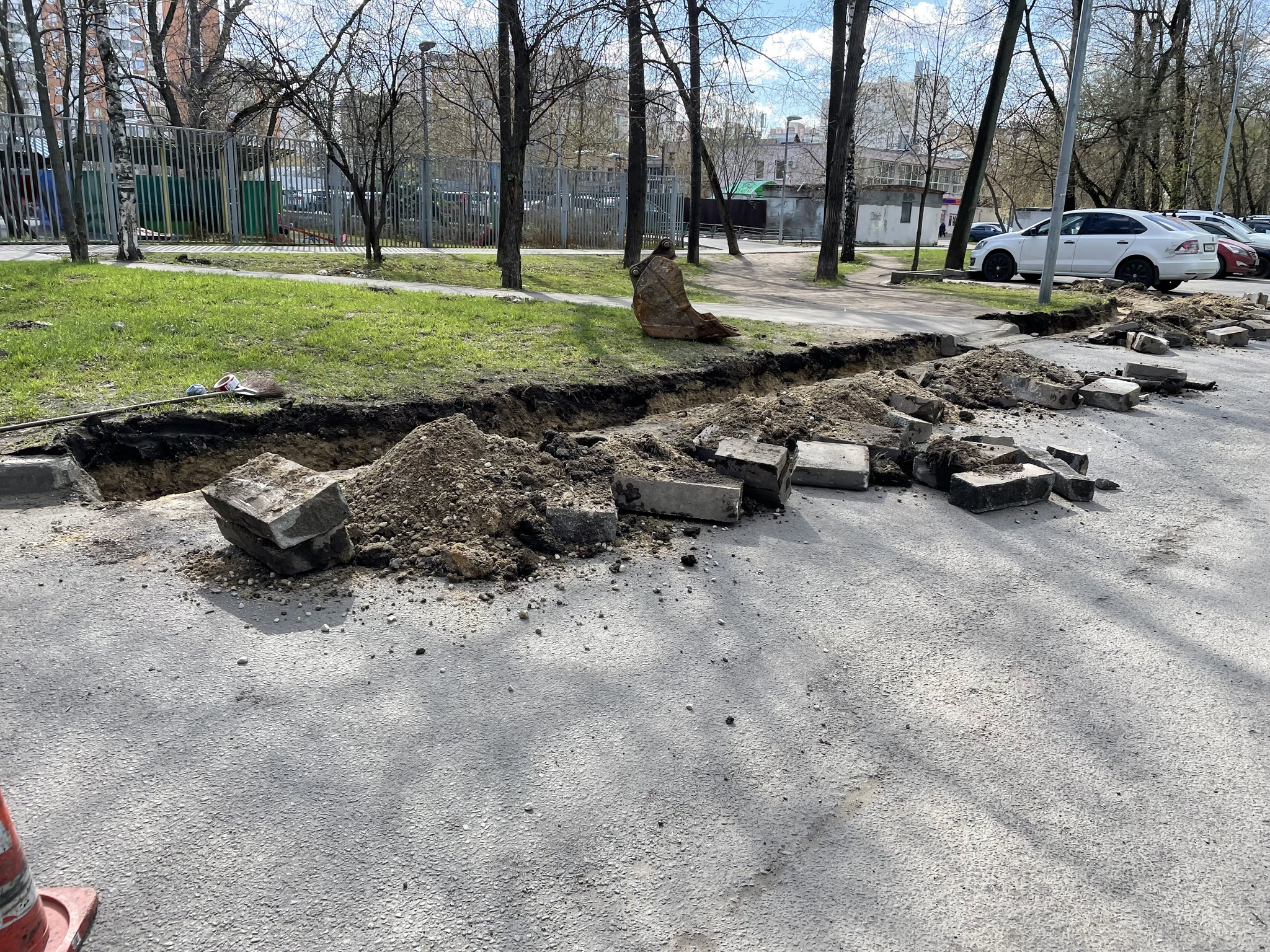 Бордюры у меня во дворе меняют каждые два года. Так и надо? | Пикабу