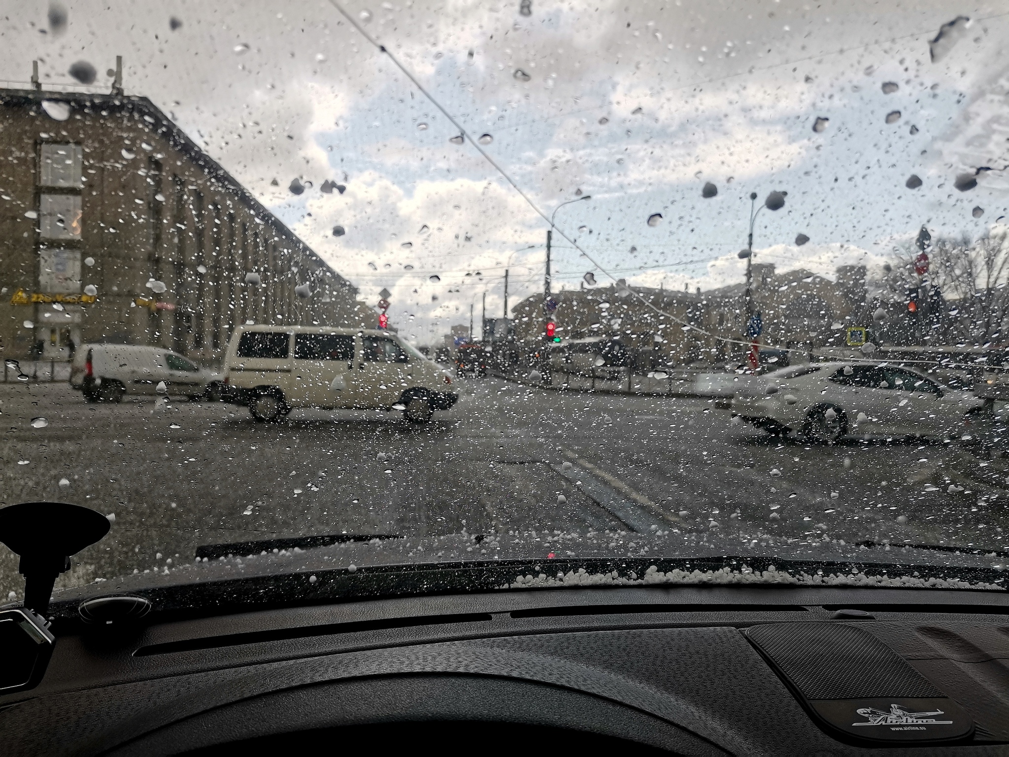 Weather in St. Petersburg with a difference of 5 minutes - My, Saint Petersburg, Weather, Photo on sneaker, Hail, Longpost