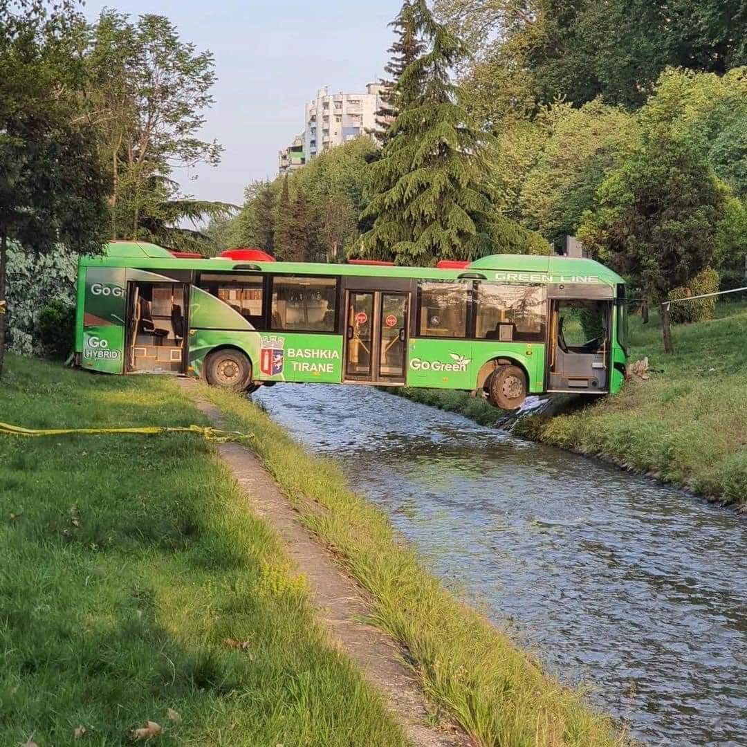 Очень быстрый албанский способ постройки мостов через небольшую реку - Фотография, Видео, Автобус, ДТП, Мост, Албания, YouTube, Новости, Река