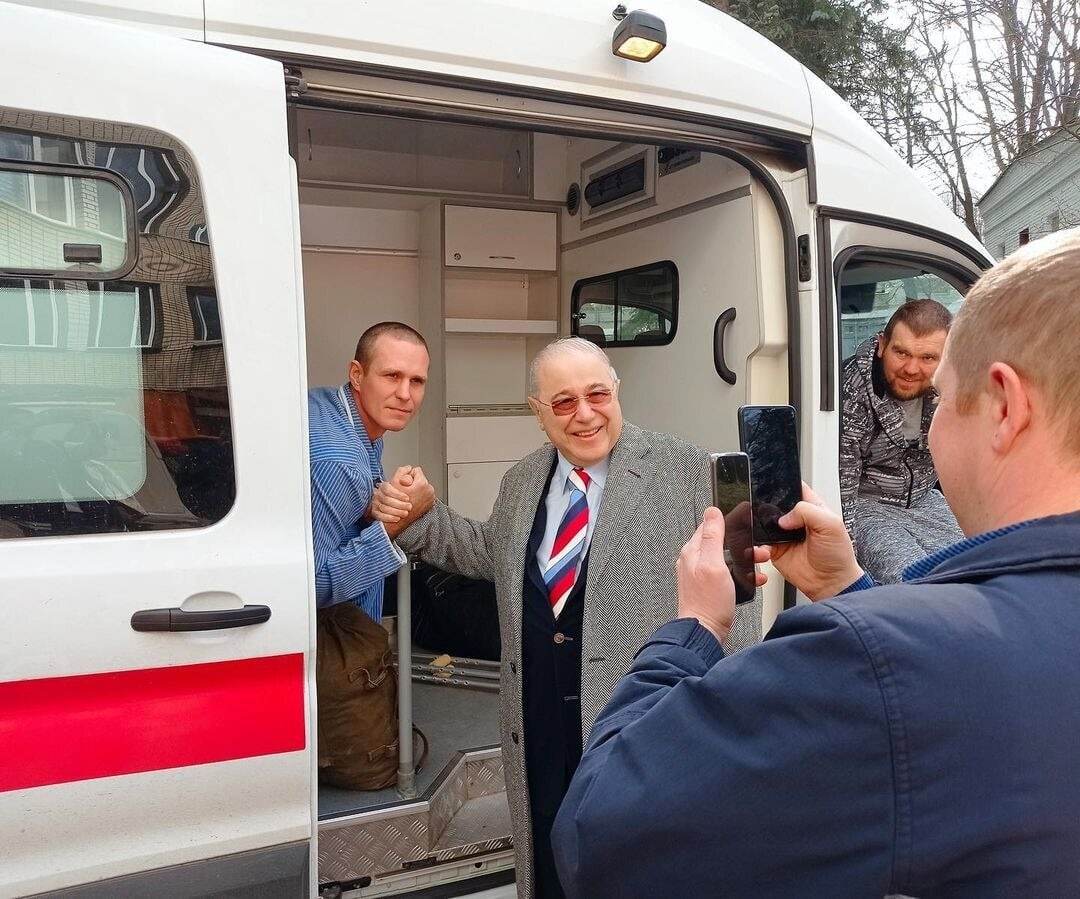 Евгений Петросян выступил перед военными, участвовавшими в спецоперации на  Украине | Пикабу