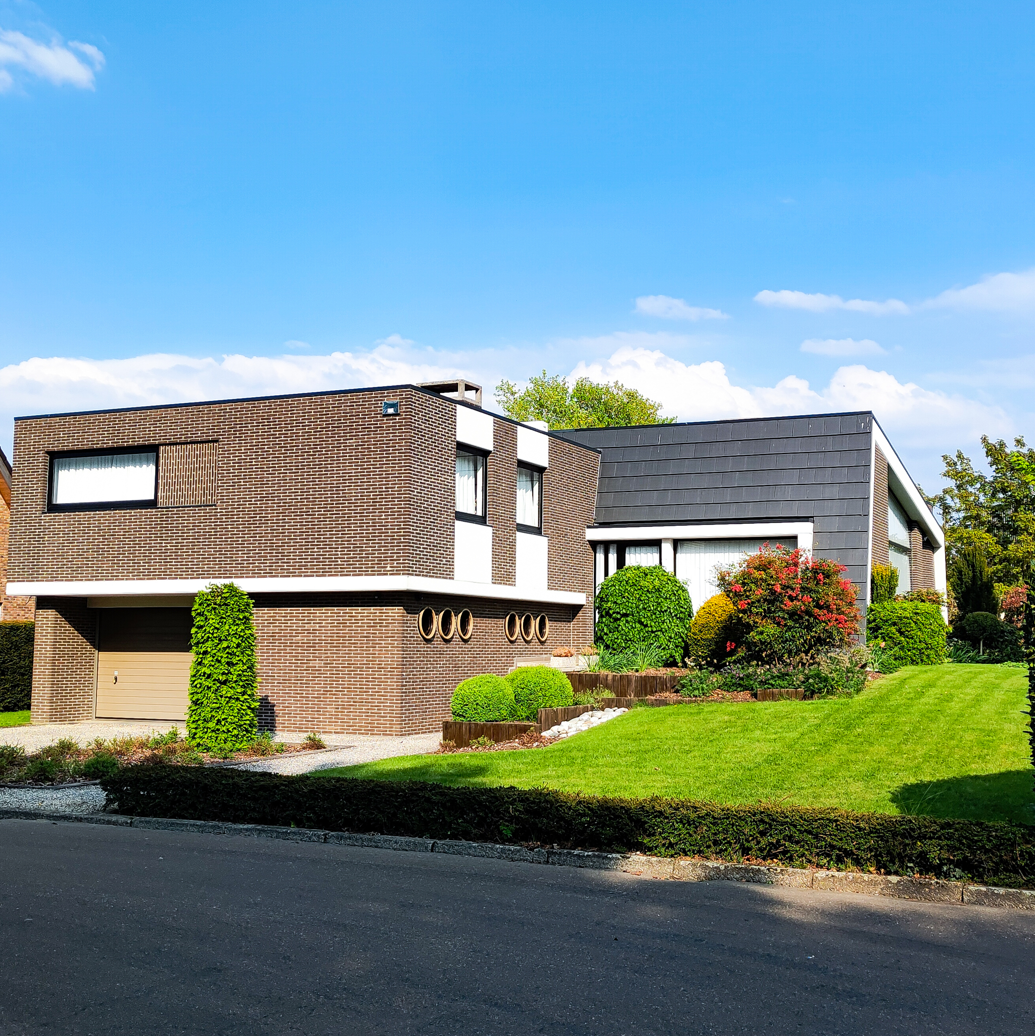 Interesting house No14 - My, House, Building, Brickwork, Lawn, Lawn, Garage