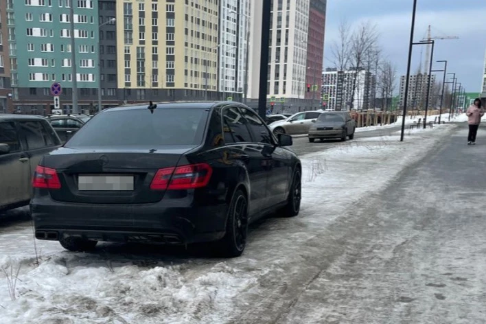 In Yekaterinburg, a woman repaid debts on 150 fines of her son, so that the bailiffs returned the Mercedes to him - Violation of traffic rules, Traffic rules, Parking, Negative, Yekaterinburg, Justice, Traffic fines