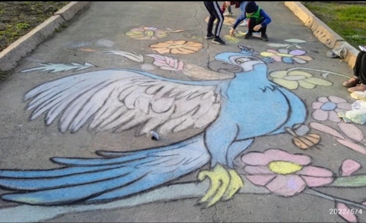 In Chelyabinsk, an artist turns asphalt into paintings to distract children from smartphones - My, Long, Kindness, Art, Street art, Artist, Chelyabinsk, Children, Video, Video VK, Longpost