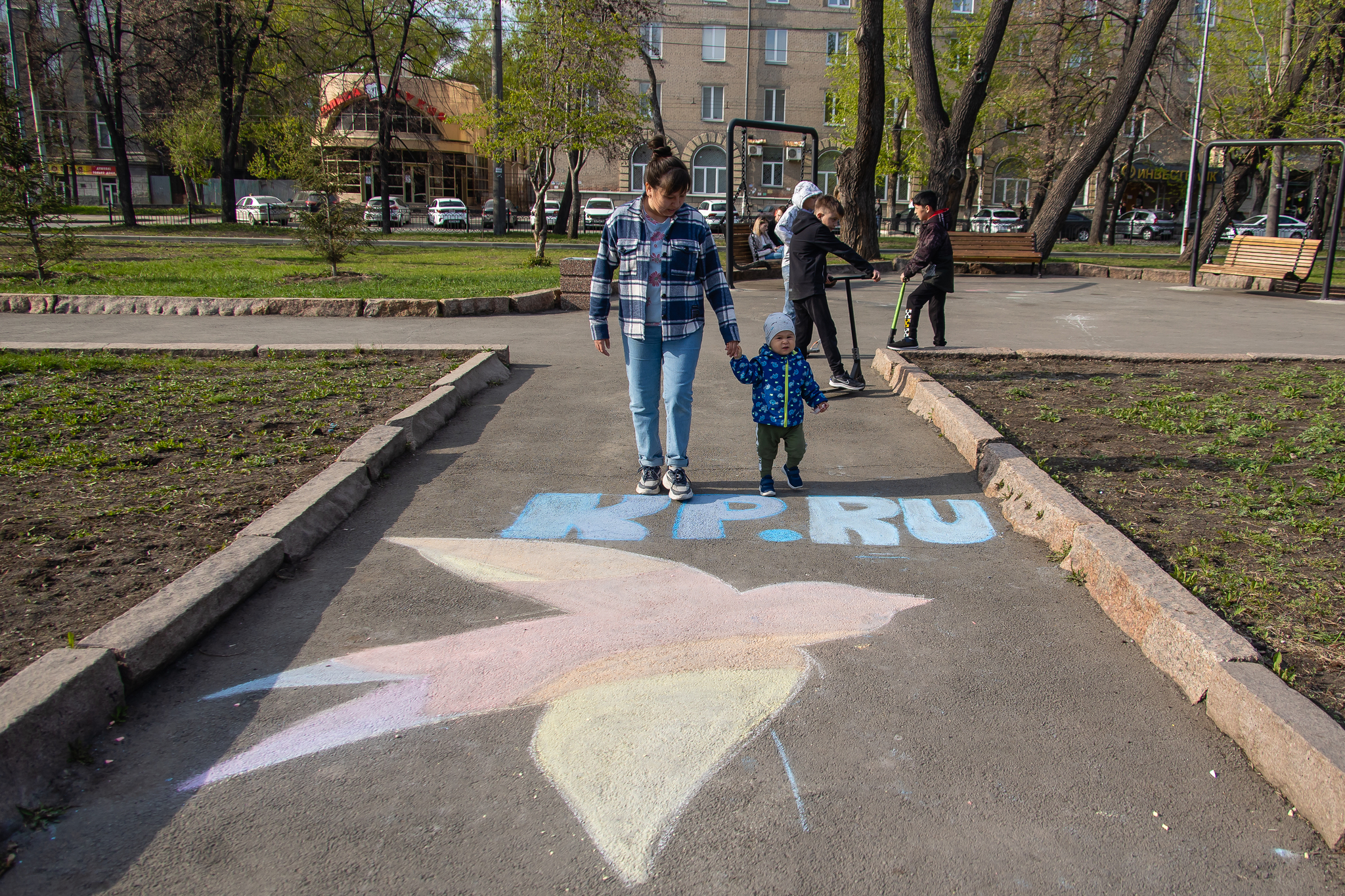 In Chelyabinsk, an artist turns asphalt into paintings to distract children from smartphones - My, Long, Kindness, Art, Street art, Artist, Chelyabinsk, Children, Video, Video VK, Longpost