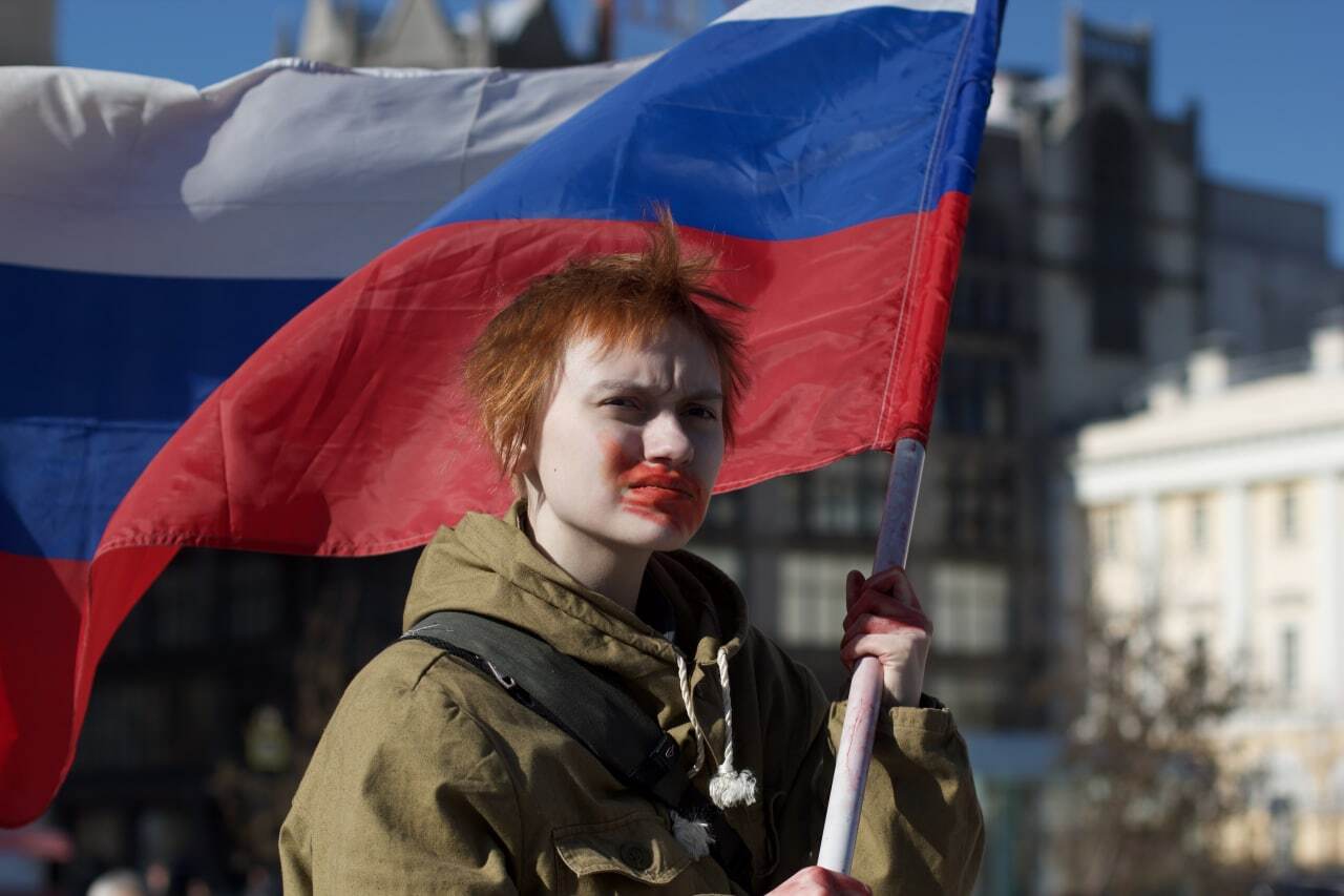 В центре Москвы, у входа в Большой театр прошла заукраинская акция против  спецоперации на Украине | Пикабу