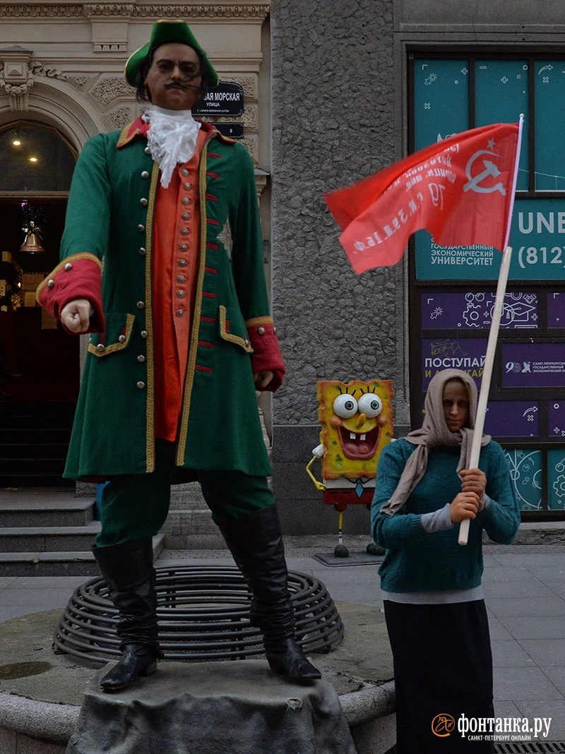 Скульптуру бабушки с советским флагом установили в центре Петербурга. Она  мало похожа на свой прообраз | Пикабу