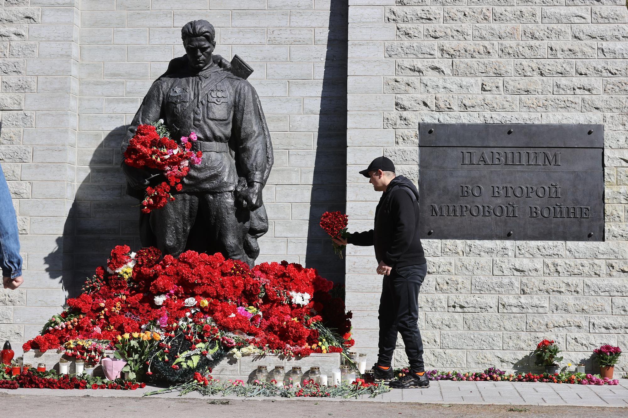 This morning, people continue to bring flowers to the Military Cemetery in Tallinn. Police on the spot - Monument to Alyosha, Tallinn, Estonia, May 9 - Victory Day