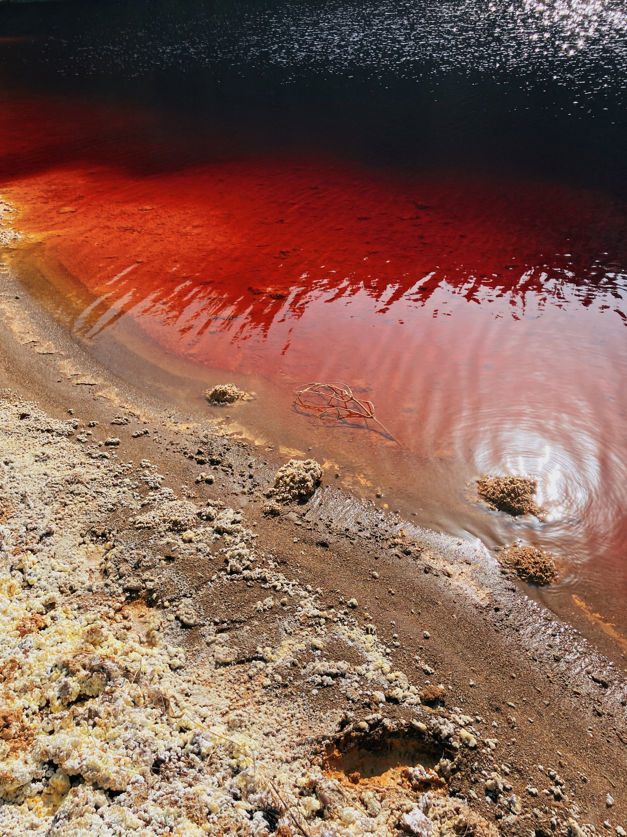 Есть красное озеро. Кровавое озеро Кипр. Красное озеро Кипр.