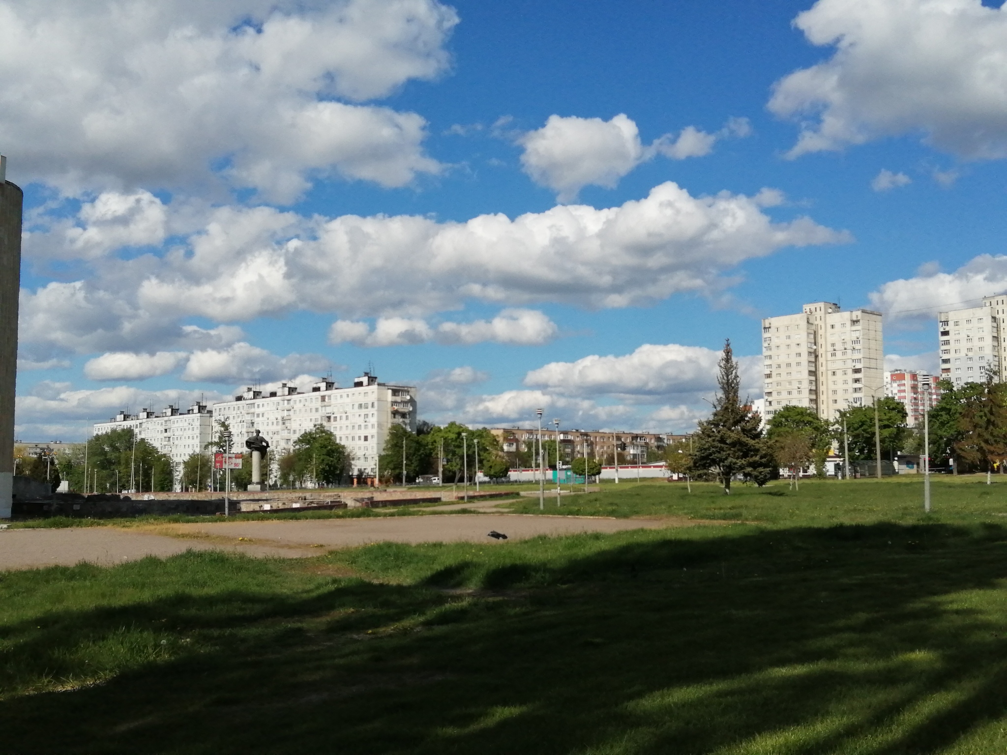 Walk in Victory Park. 05/09/2022 - My, Walk, Kharkov, The park, Linden, Mobile photography, Spring, May 9 - Victory Day, Longpost