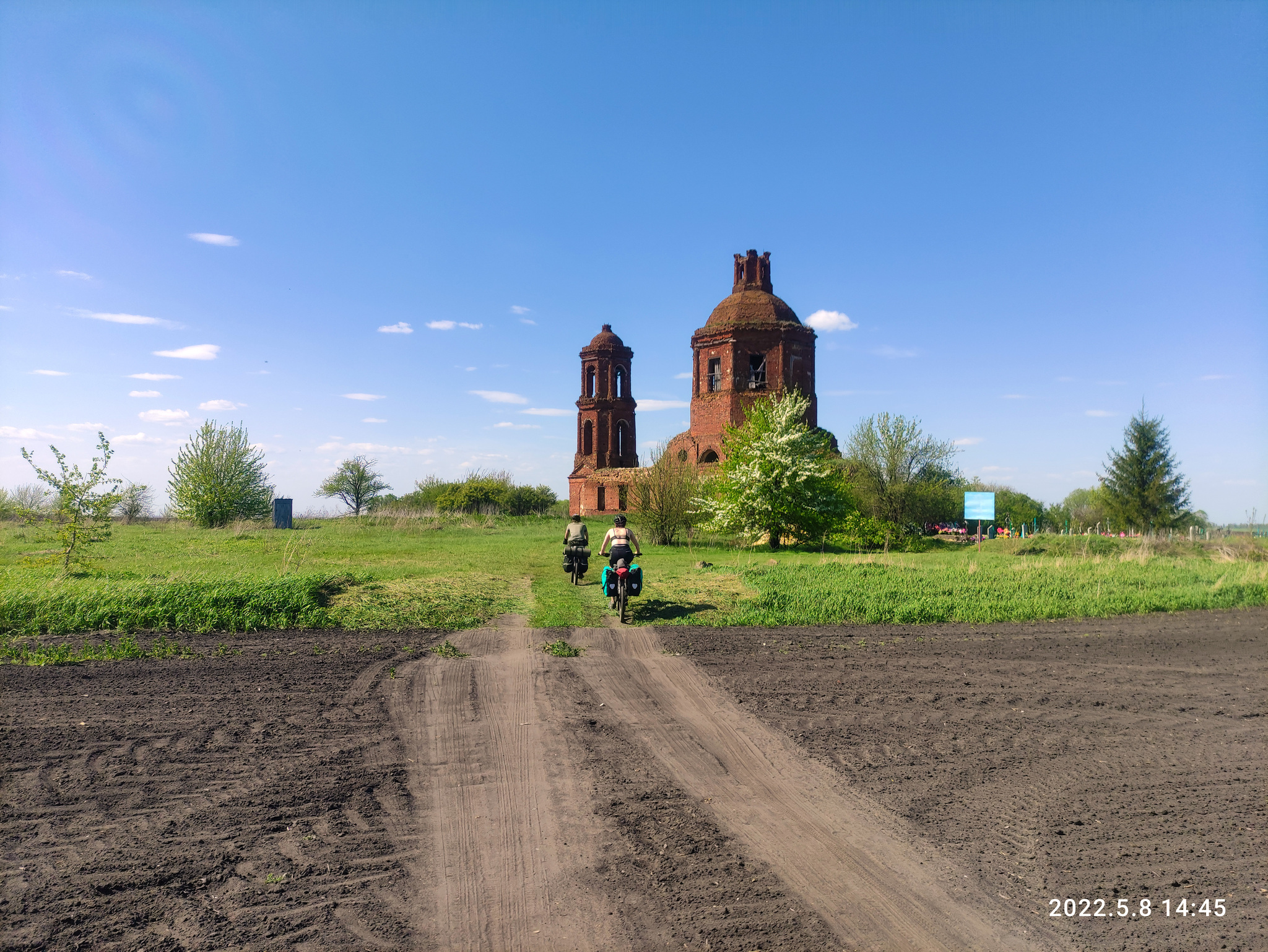 Endless fields and abandoned - My, A bike, Travel across Russia, Bike ride, Tourism, Hike, Church, Abandoned, Fuck aesthetics, Photo on sneaker, Mobile photography, Lipetsk region