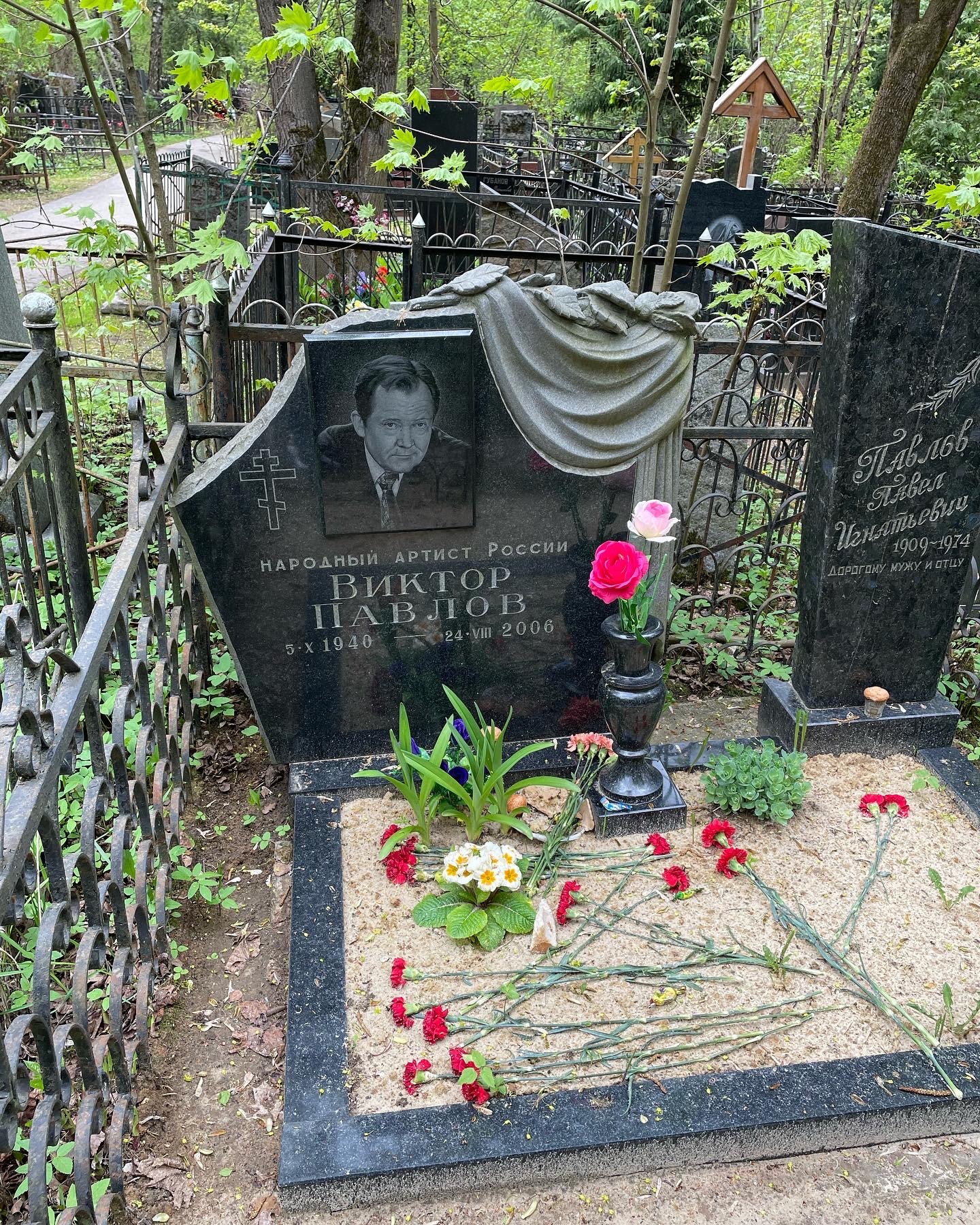Могила Яна Арлазорова на Востряковском кладбище